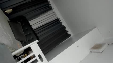 Snapshot of aloraminxx chatting on 12/04/25, 02:37 Shane online show from 12/04/25, 02:37