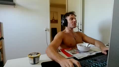 Snapshot of alphah_hunk chatting on 06/15/26, 10:28 alphah_hunk online show from 06/15/26, 10:28