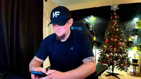 Snapshot of alphanuts101 chatting on 12/19/25, 07:21 Ryno online show from 12/19/25, 07:21