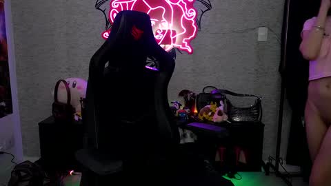 Snapshot of altsofie chatting on 12/17/24, 10:44 Sofie Kimino online show from 12/17/24, 10:44