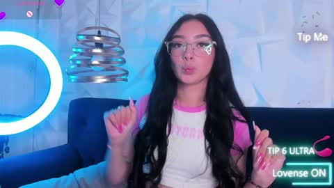 Snapshot of alys_molly chatting on 01/11/25, 02:04 sopie online show from 01/11/25, 02:04