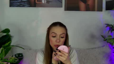 Snapshot of alyson_huxley chatting on 04/06/26, 07:15 Alyson online show from 04/06/26, 07:15