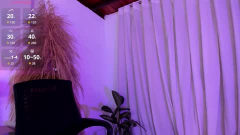 Snapshot of amanda_26 chatting on 10/15/25, 02:11 Luisa online show from 10/15/25, 02:11