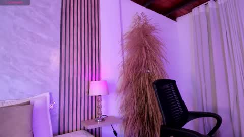 Snapshot of amanda_26 chatting on 10/22/25, 02:01 Luisa online show from 10/22/25, 02:01