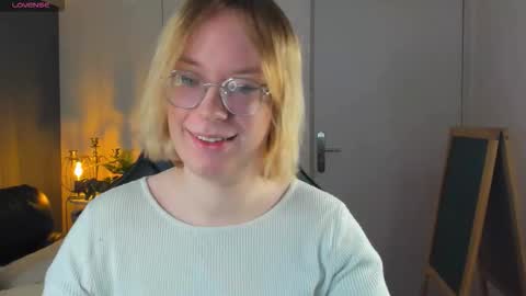 Snapshot of amanda_butlerr chatting on 11/15/25, 09:28 Hi im Amanda online show from 11/15/25, 09:28