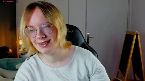 Snapshot of amanda_butlerr chatting on 11/19/25, 08:31 Hi im Amanda online show from 11/19/25, 08:31