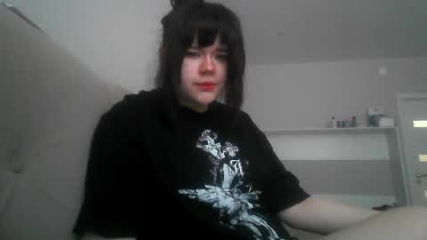 Snapshot of amanda_mia chatting on 04/13/26, 11:37 amanda_mia online show from 04/13/26, 11:37