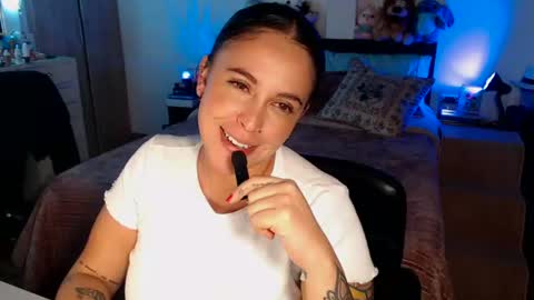 Snapshot of amarat_jolie chatting on 07/31/26, 02:11 Mila online show from 07/31/26, 02:11