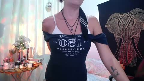 Snapshot of amatista_riveera chatting on 01/28/25, 11:28 Amatista Next stream 9 DEC 1 PM COLOMBIAN TIME miss u and love u online show from 01/28/25, 11:28