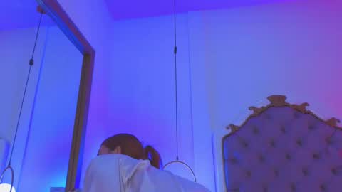 Snapshot of ambar_adamss chatting on 10/19/25, 03:01 Sara online show from 10/19/25, 03:01