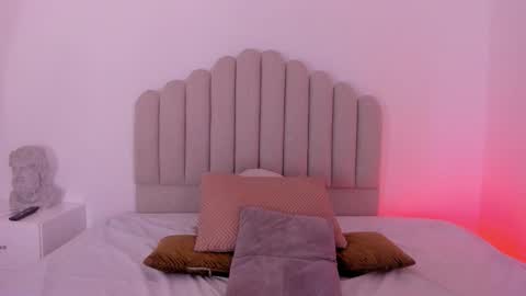 ambarevans_ online show from 12/15/25, 11:14