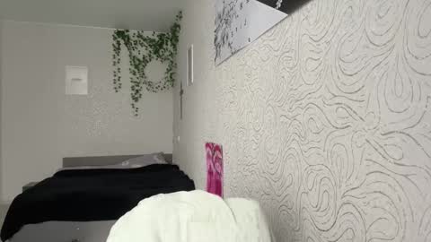 Snapshot of ameeludkowski chatting on 11/18/25, 09:58 Alica online show from 11/18/25, 09:58