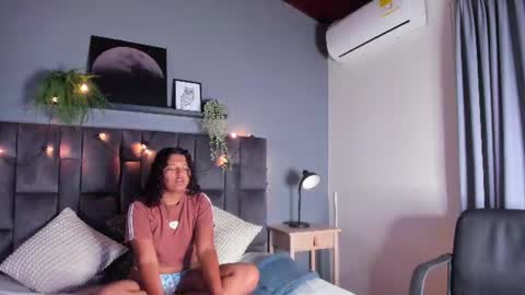 Snapshot of amelialaurent_ chatting on 06/14/26, 11:45 amelialaurent_ online show from 06/14/26, 11:45