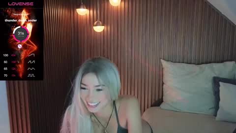 Snapshot of amelieaxie chatting on 03/10/25, 04:28 Isabella online show from 03/10/25, 04:28