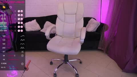 Snapshot of amellywhite chatting on 12/26/24, 03:38 Alina online show from 12/26/24, 03:38