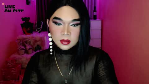 Snapshot of amiadoll chatting on 12/16/24, 03:43 Queen Mireska online show from 12/16/24, 03:43