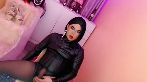 Snapshot of amiadoll chatting on 01/14/25, 01:17 Queen Mireska online show from 01/14/25, 01:17