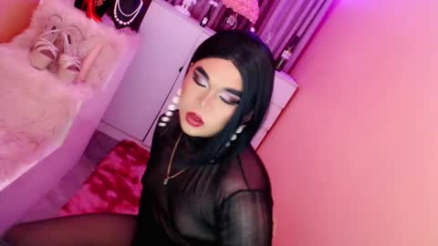 Snapshot of amiadoll chatting on 01/14/25, 04:18 Queen Mireska online show from 01/14/25, 04:18