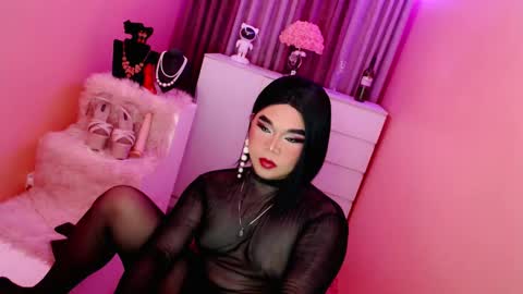 Snapshot of amiadoll chatting on 01/16/25, 10:21 Queen Mireska online show from 01/16/25, 10:21