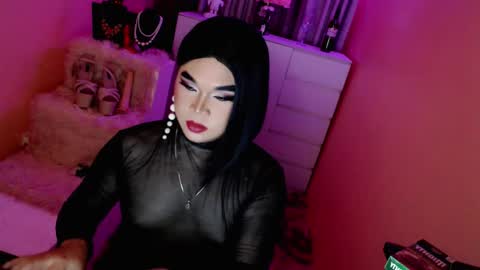 Snapshot of amiadoll chatting on 01/16/25, 04:28 Queen Mireska online show from 01/16/25, 04:28