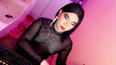 Snapshot of amiadoll chatting on 01/21/25, 11:46 Queen Mireska online show from 01/21/25, 11:46