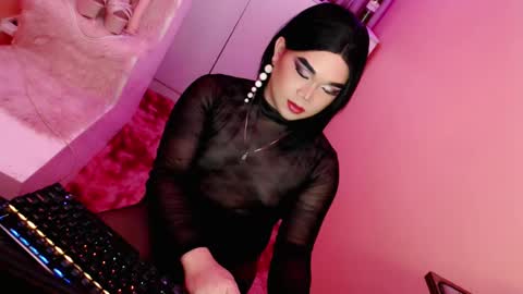 Snapshot of amiadoll chatting on 01/21/25, 02:48 Queen Mireska online show from 01/21/25, 02:48