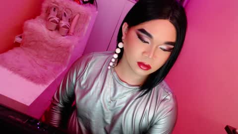 Snapshot of amiadoll chatting on 01/21/25, 05:51 Queen Mireska online show from 01/21/25, 05:51