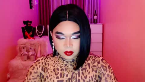 Snapshot of amiadoll chatting on 02/01/25, 11:43 Queen Mireska online show from 02/01/25, 11:43