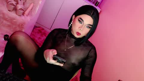 Snapshot of amiadoll chatting on 02/07/25, 12:06 Queen Mireska online show from 02/07/25, 12:06