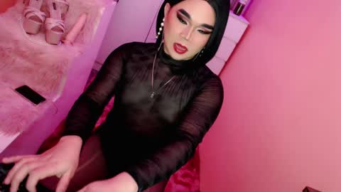 Snapshot of amiadoll chatting on 02/07/25, 06:24 Queen Mireska online show from 02/07/25, 06:24