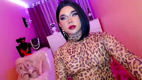 Snapshot of amiadoll chatting on 02/08/25, 05:18 Queen Mireska online show from 02/08/25, 05:18