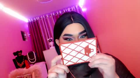 Snapshot of amiadoll chatting on 02/16/25, 01:05 Queen Mireska online show from 02/16/25, 01:05