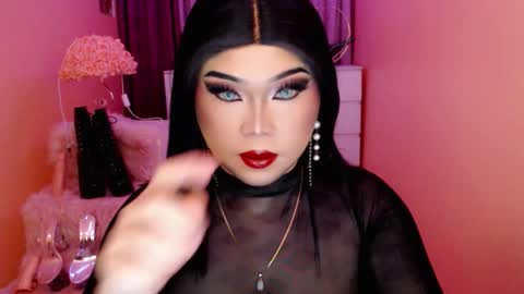 Snapshot of amiadoll chatting on 09/21/25, 11:45 Queen Mireska online show from 09/21/25, 11:45