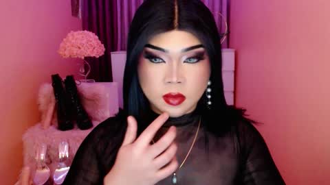 Snapshot of amiadoll chatting on 09/25/25, 02:54 Queen Mireska online show from 09/25/25, 02:54