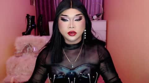 Snapshot of amiadoll chatting on 10/04/25, 12:47 Queen Mireska online show from 10/04/25, 12:47