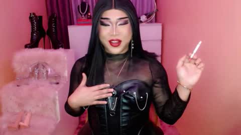 Snapshot of amiadoll chatting on 10/10/25, 02:05 Queen Mireska online show from 10/10/25, 02:05