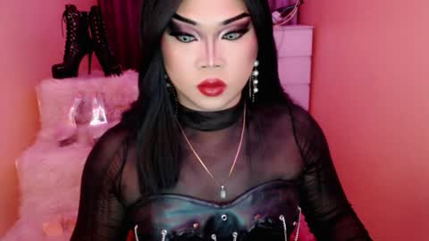 Snapshot of amiadoll chatting on 10/19/25, 02:40 Queen Mireska online show from 10/19/25, 02:40