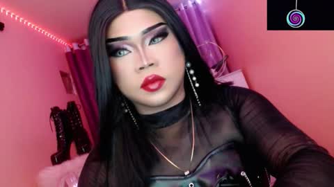 Snapshot of amiadoll chatting on 10/25/25, 01:51 Queen Mireska online show from 10/25/25, 01:51