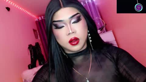 Snapshot of amiadoll chatting on 10/26/25, 03:40 Queen Mireska online show from 10/26/25, 03:40