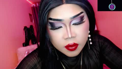 Snapshot of amiadoll chatting on 10/28/25, 04:42 Queen Mireska online show from 10/28/25, 04:42