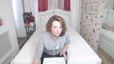 Snapshot of amihotgranny chatting on 09/09/25, 12:48 Ami online show from 09/09/25, 12:48