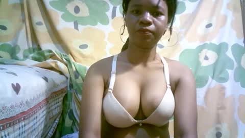 aminah01 online show from 11/18/25, 12:27