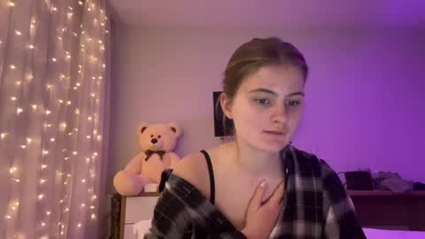 amorelle_ online show from 04/13/26, 08:03