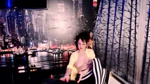 Snapshot of amour_sweet chatting on 10/31/25, 06:31 Sarah online show from 10/31/25, 06:31