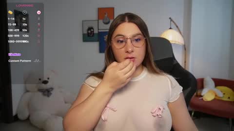 Snapshot of amy_ross1 chatting on 02/23/25, 06:12 Daniela M online show from 02/23/25, 06:12