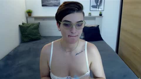Snapshot of amylexy chatting on 12/16/25, 03:44 Hi there guys My pleasure in your hands pvt is open online show from 12/16/25, 03:44