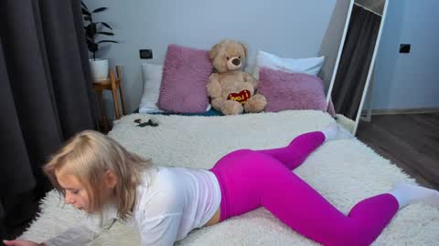 Snapshot of amymilson chatting on 12/19/24, 07:18 amymilson online show from 12/19/24, 07:18