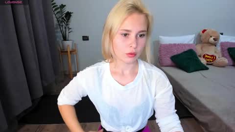 Snapshot of amymilson chatting on 03/09/25, 05:06 amymilson online show from 03/09/25, 05:06