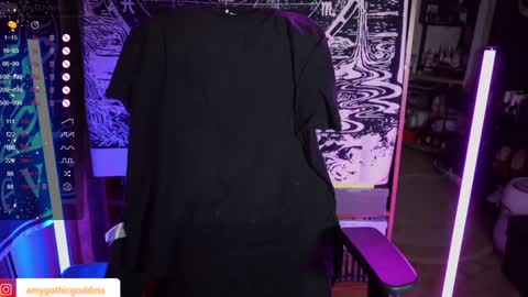 Snapshot of amywhitenessxx chatting on 01/22/25, 05:38 Amy switch Goddess divine Mistress online show from 01/22/25, 05:38