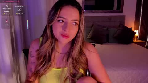 Snapshot of amywoods chatting on 10/25/25, 02:02 online show from 10/25/25, 02:02